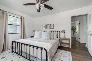 独立别墅, 多张床, 热水浴缸, 泳池景观 (324 Suniland (New)) | 5 多间卧室、特色装修、特色家居、床单