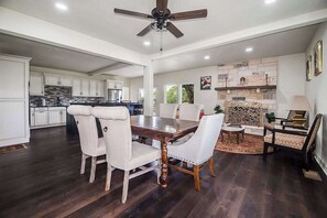 Casa, letti multipli, idromassaggio, vista giardino (2485 Old San Antonio) | 4 camere, con stile personalizzato, con arredamento individuale
