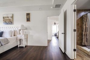 Maison, plusieurs lits, bain à remous, vue jardin (2485 Old San Antonio) | 4 chambres, décoration personnalisée, ameublement personnalisé