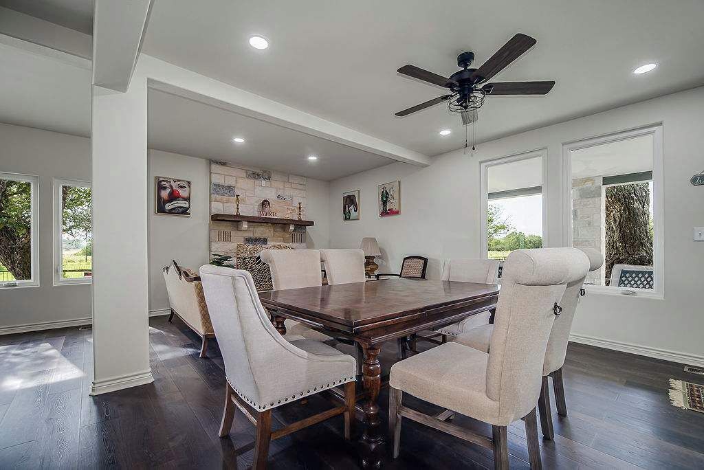 ハウス ベッド (複数台) スパ浴槽 ガーデンビュー (2485 Old San Antonio) | 4 室のベッドルーム、客室ごとに異なる装飾、客室ごとに異なるインテリア、ベッドシーツ