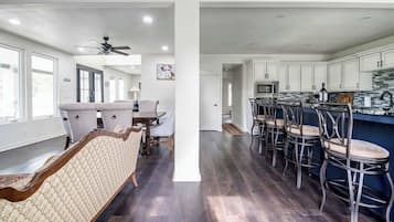House, Multiple Beds, Hot Tub, Garden View (2485 Old San Antonio) | Private kitchen