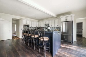 Nhà, nhiều giường, bồn tắm nước nóng, quang cảnh vườn (2485 Old San Antonio) | Bếp riêng