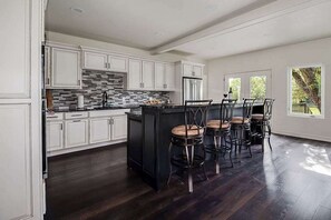 Casa, várias camas, banheira de imersão, vista para o jardim (2485 Old San Antonio) | Cozinha privada