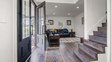 Hus, flere senger, spabadekar, hageutsikt (2485 Old San Antonio) | Oppholdsrom