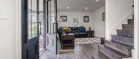 Hus - flera sängar - bubbelpool - utsikt mot trädgården (2485 Old San Antonio) | Vardagsrum