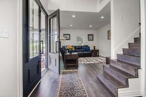 Huis, Meerdere bedden, bubbelbad, uitzicht op tuin (2485 Old San Antonio) | Woonkamer