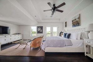 House, Multiple Beds, Hot Tub, Garden View (2485 Old San Antonio) - Charming Farmhouse W/hot-tub Near 290 Wine Trail (Fredericksburg)