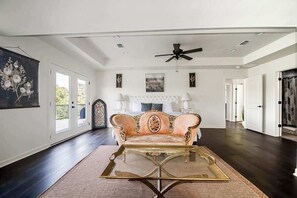 Casa, várias camas, banheira de imersão, vista para o jardim (2485 Old San Antonio) | Área de estar