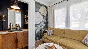 Ferienhaus, 1 Queen-Bett, Terrasse, Gartenblick (206 W Pecan) | Wohnbereich