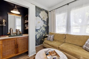 Nhà, 1 giường cỡ queen, sân hiên, quang cảnh vườn (206 W Pecan) | Khu phòng khách