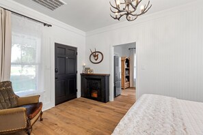 Nhà, 1 giường cỡ queen, sân hiên, quang cảnh vườn (206 W Pecan) | 1 phòng ngủ, trang trí khác biệt 