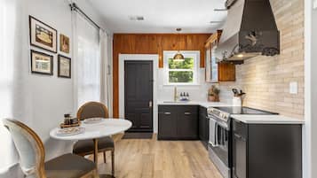 House, 1 Queen Bed, Patio, Garden View (206 W Pecan) | Private kitchen