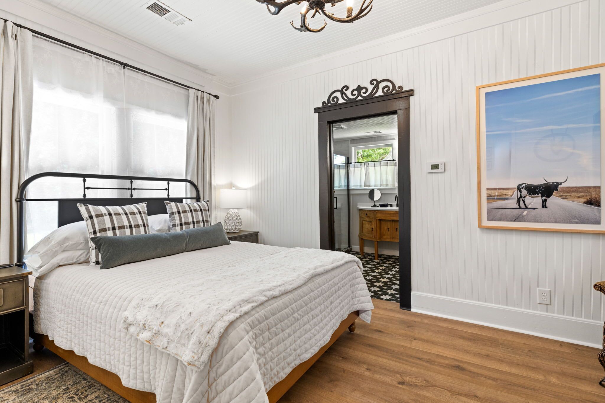 1 غرفة نوم وبديكورات فريدة لكل غرفة وطراز فريد لكل وحدة وملاءات أسرّة