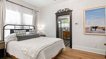House, 1 Queen Bed, Patio, Garden View (206 W Pecan) | 1 bedroom, individually decorated, individually furnished, bed sheets