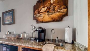 House, 1 King Bed, Patio (9996 US-290 Pres) | Private kitchen