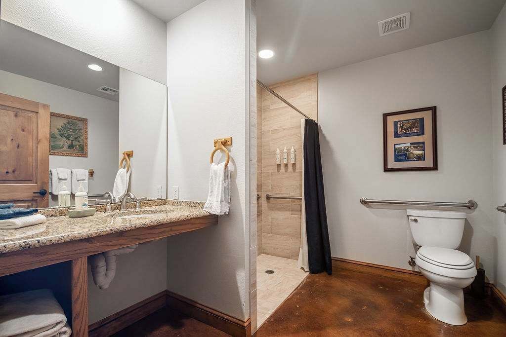House, 1 King Bed, Patio (9996 US-290 Pres) | Bathroom | Towels
