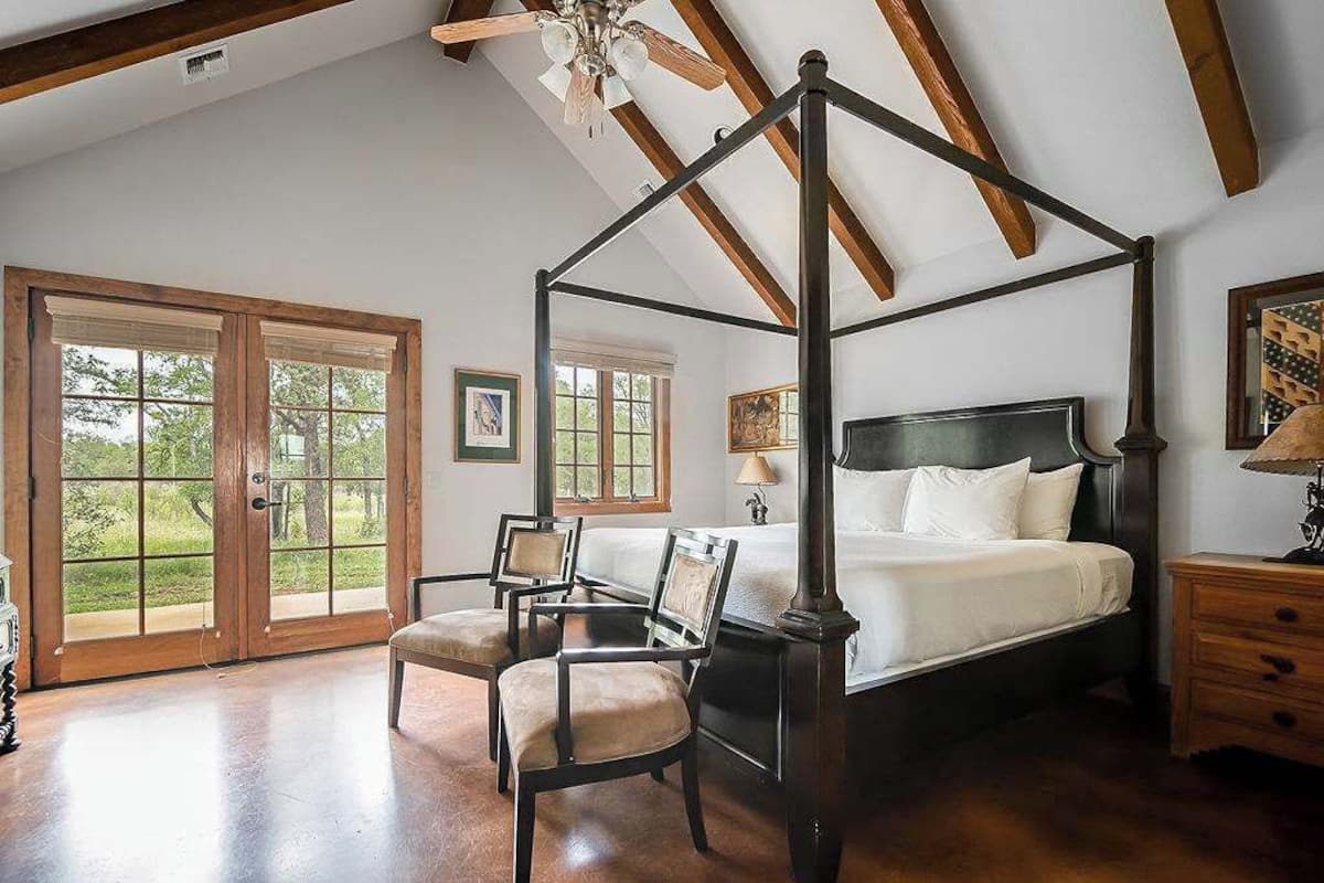 House, 1 King Bed, Patio (9996 US-290 Pres) | 1 bedroom, individually decorated, individually furnished, bed sheets