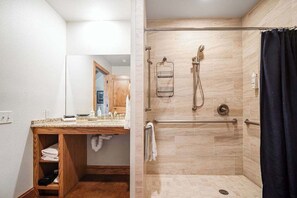 Bathroom - The Manor Haus at Messina Hof Hill Country Winery-presidents (Fredericksburg)