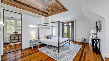 House, Multiple Beds, Hot Tub (6021 Circle J Rd) | 6 bedrooms, individually decorated, individually furnished, bed sheets