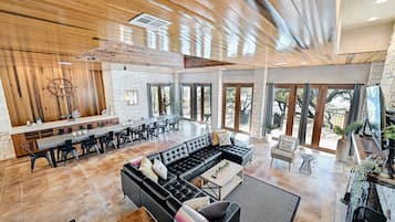 House, Multiple Beds, Hot Tub (6021 Circle J Rd) | Living area