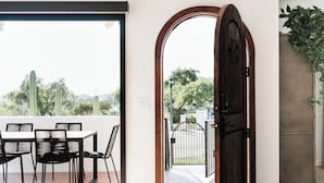 Un interior moderno con un gran ventanal que da a un patio exterior.