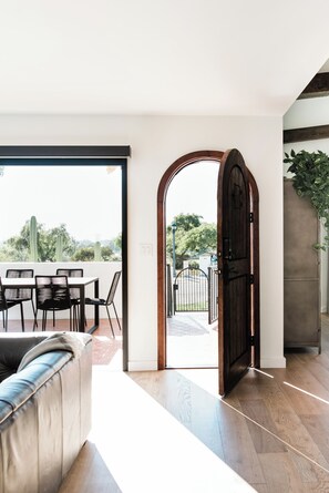 Unclassified image, 2 of 20, button