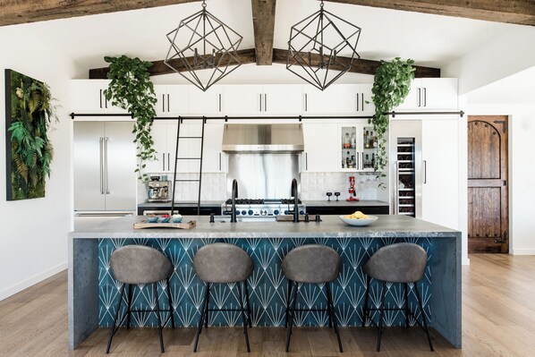 Unclassified image, 1 of 20, button