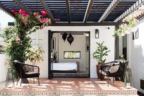 Unclassified image, 4 of 20, button