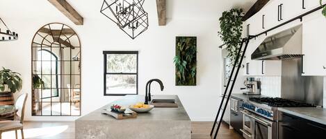 Refrigerador, microondas, horno y parrilla de estufa