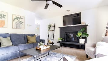 Smart-TV, Kamin, Bücher, Stereoanlage