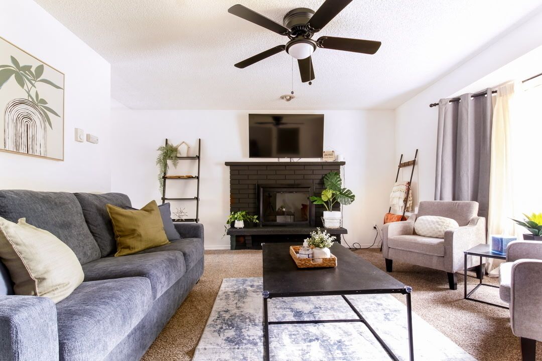 Una Smart TV, una chimenea, libros, un reproductor estéreo