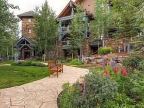 Property grounds - Ski-in/Ski-out Luxe Lofted Condo in Bachelor Gulch (Avon)