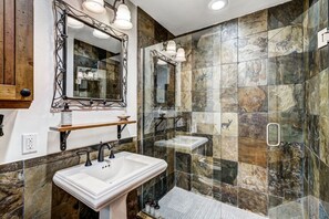 Séchoir à cheveux, serviettes fournies, savon, shampooing