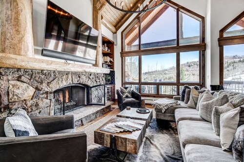 Ski-in/Ski-out Luxe Lofted Condo in Bachelor Gulch