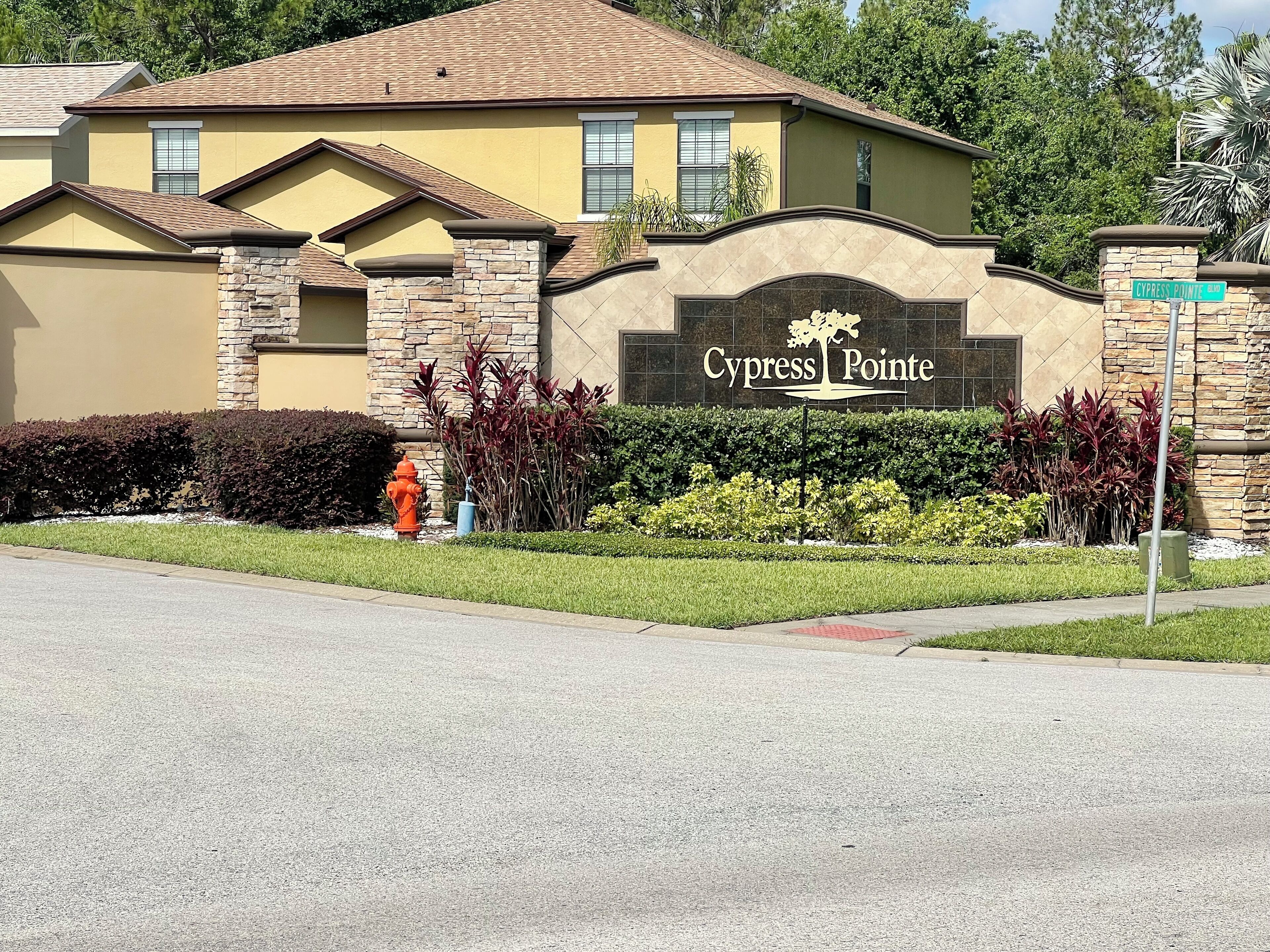 Un edificio con un letrero que dice "Cypress Pointe".