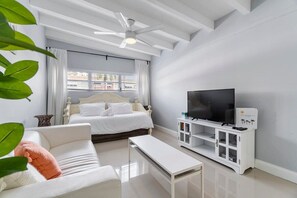 TV, offices - 1 Bedroom on the Barrier Island. Walk to the Beach (Fort Lauderdale)