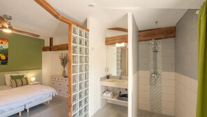 Une chambre à coucher moderne avec un lit, une table de chevet et une petite table.