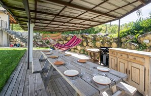 Outdoor dining - Maison avec piscine privée (La Touche)