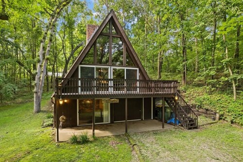 Peaceful A-Frame Chalet With HOT TUB!