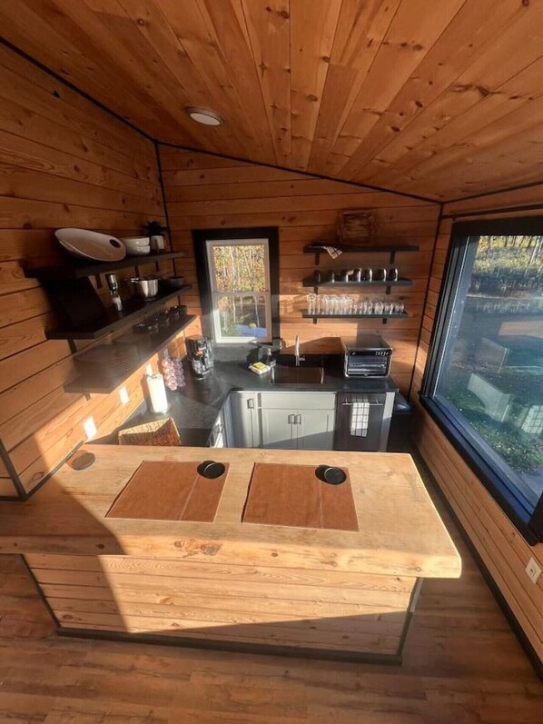 Fridge, oven, dishwasher, coffee/tea maker