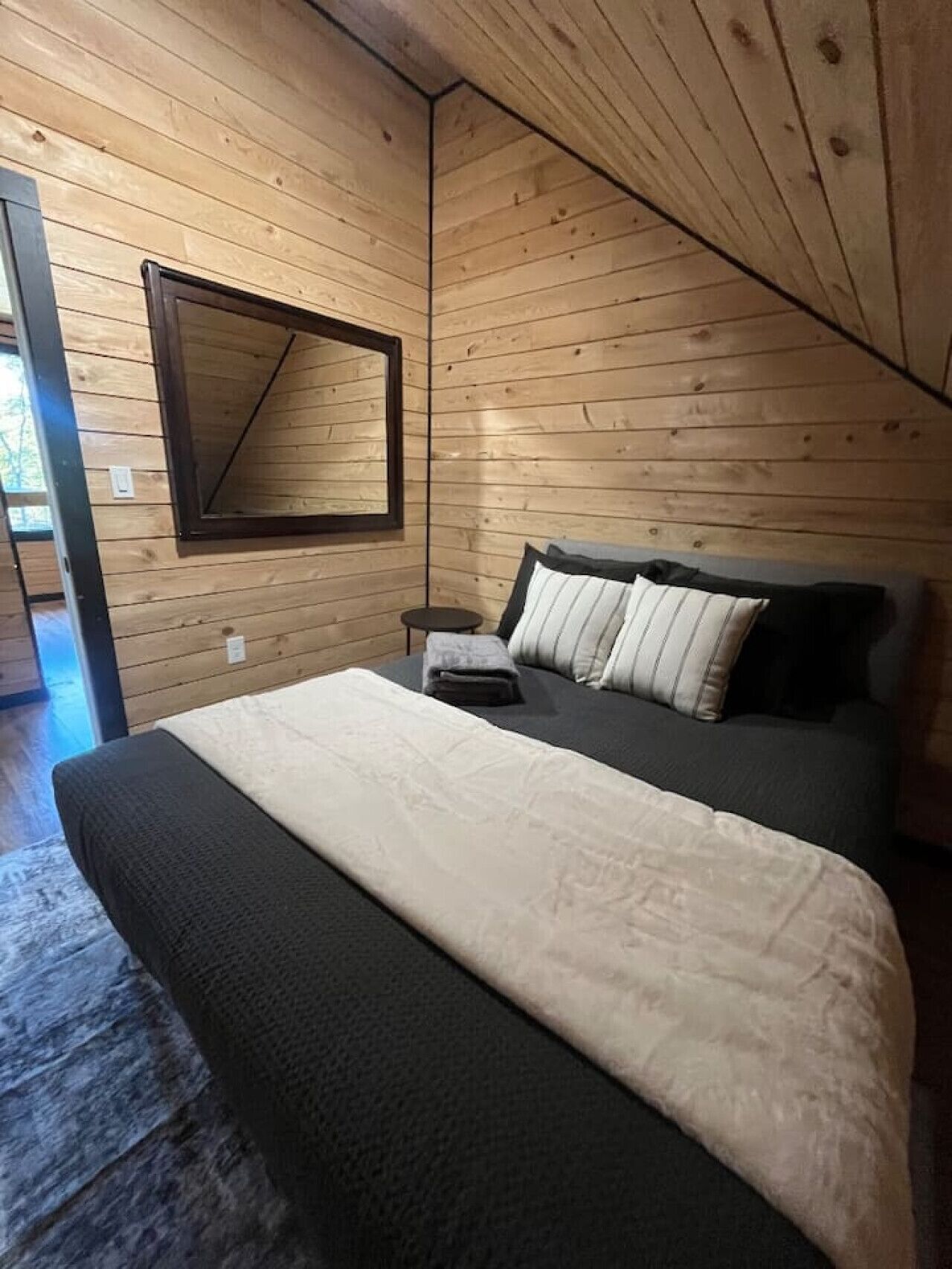 Desk, WiFi, bed sheets