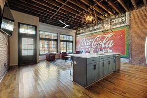 Luokittelematon kuva, 4 kautta 24, painike