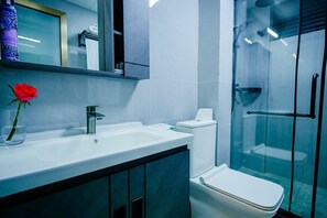 Bidet, asciugamani, sapone, carta igienica