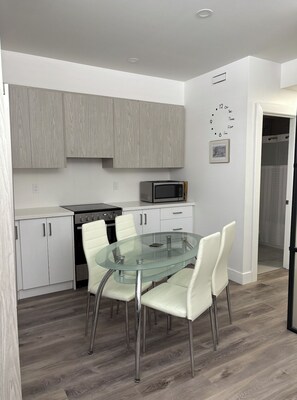 Dining - Elm Suite Retreat near the Pearson International Airport (Toronto)