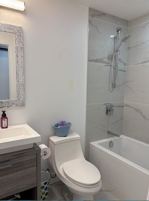 Serviettes fournies, savon, papier de toilette