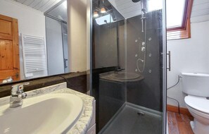 Shower - Lovely home in Hambers with WiFi (Hambers)