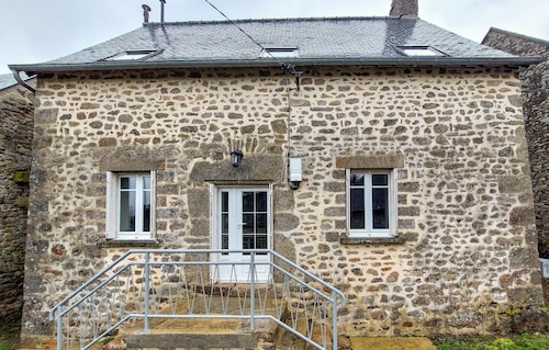 Lovely home in Hambers with WiFi