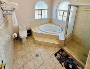 Dusche, Haartrockner, Bidet, Handtücher