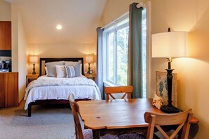 1 bedroom, desk, free WiFi, bed sheets - Haystack Luxury - Private Studio for Monthly Stays, Near Chapman Point, Deck + BBQ (Cannon Beach)