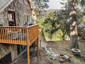 Terrace/patio - Haystack Luxury - Private Studio for Monthly Stays, Near Chapman Point, Deck + BBQ (Cannon Beach)